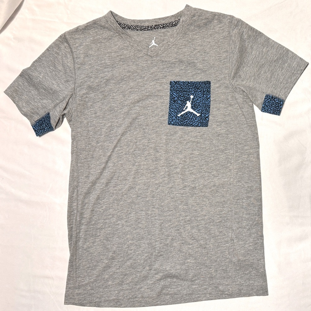 (YL) NIKE AIR JORDAN RETRO 3 GRAY W/ BLUE ELEPHANT PRINT POCKET T-SHIRT